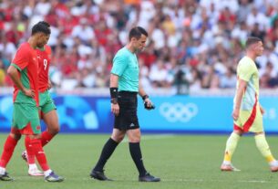 Árbitro “sofre falta“ e é substituído em semifinal do futebol na Olimpíada