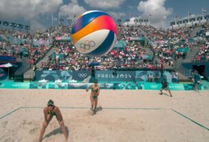 Assista a jogadora australiana de vôlei de praia bater na câmera da rede com o saque