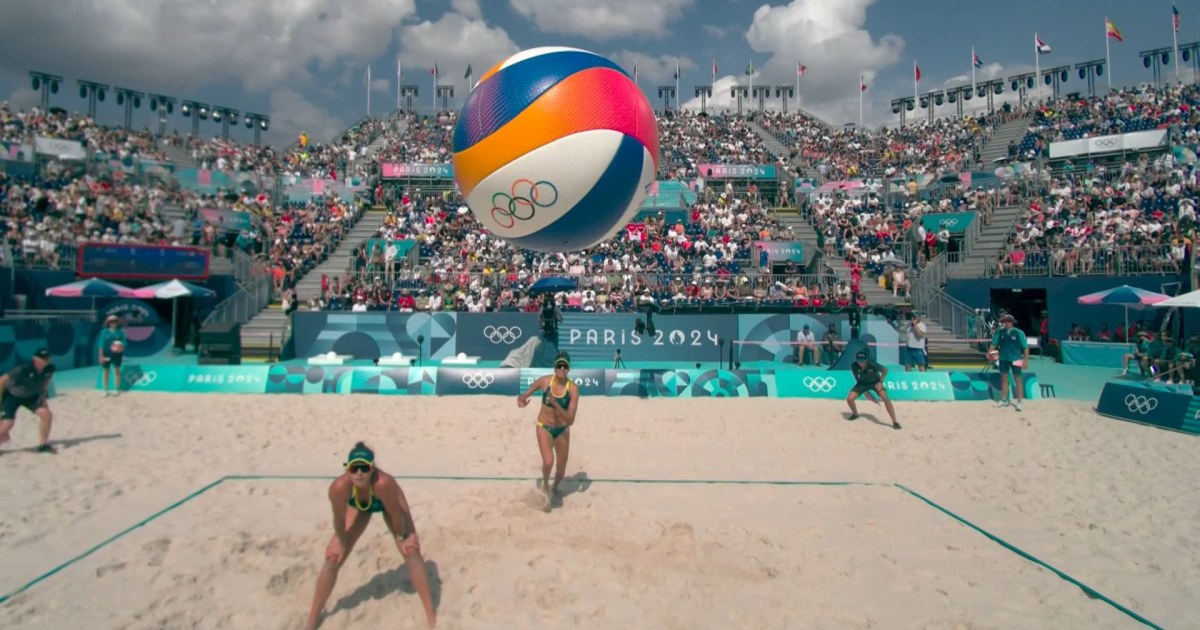 Assista a jogadora australiana de vôlei de praia bater na câmera da rede com o saque