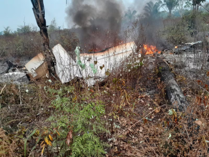 Avião de pequeno porte cai e deixa cinco mortos na zona rural de MT