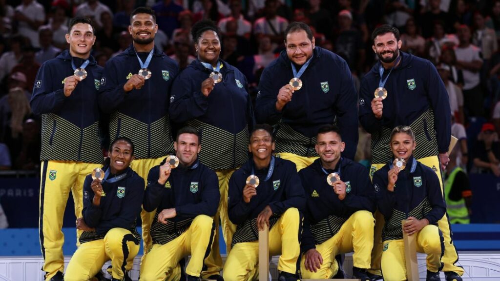 Baby, do judô, exibe medalhas e estado do bronze em Paris chama a atenção