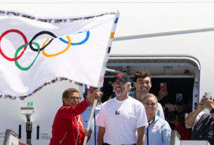 Bandeira olímpica chega a Los Angeles, cidade-sede dos Jogos de 2028