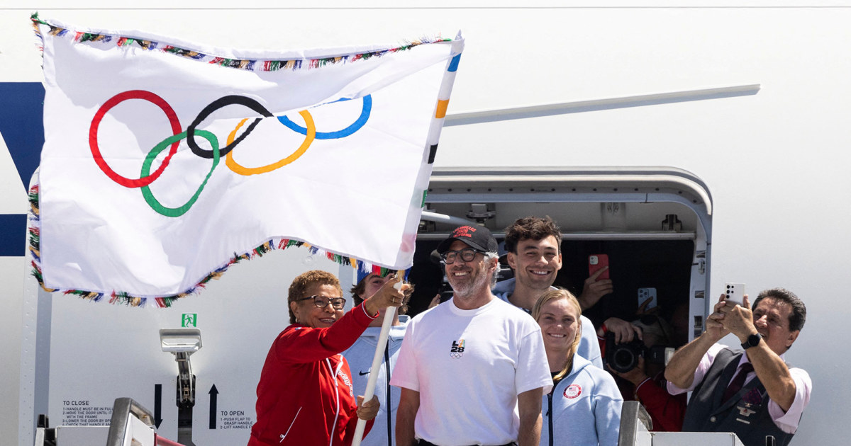 Bandeira olímpica chega a Los Angeles, cidade-sede dos Jogos de 2028