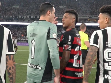 Bateu, levou! Gatito provoca Bruno Henrique após goleada do Botafogo: “Vai chorar?”