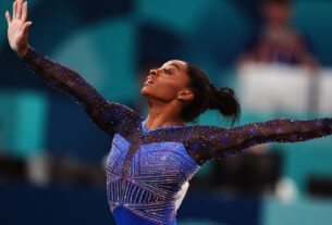 Biles conquista ouro geral com rotina impressionante no solo na final feminina