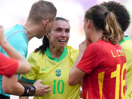 Marta foi expulsa na primeira fase contra a Espanha e pegou dois jogos de suspensão (Reprodução)