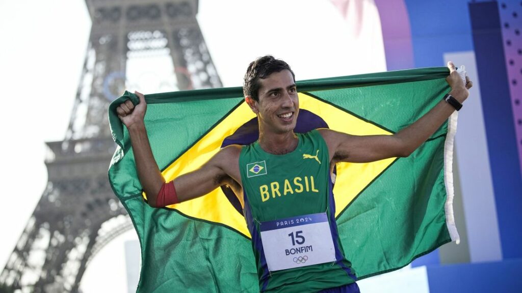 Caio Bonfim ganha medalha de prata na marcha atlética em Paris