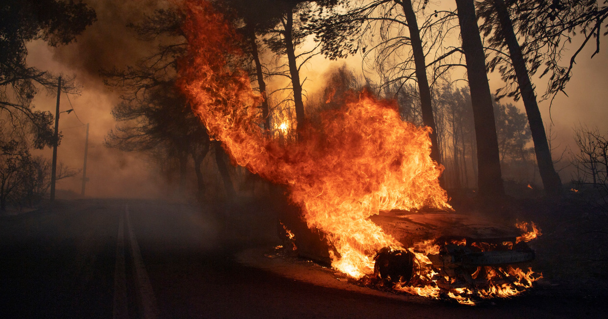 Centenas de bombeiros são mobilizados enquanto um grande incêndio florestal foge do controle em Atenas