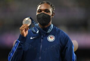 Com Covid-19, Noah Lyles recebe medalha de bronze na Olimpíada usando máscara