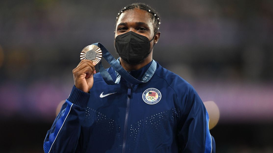 Com Covid-19, Noah Lyles recebe medalha de bronze na Olimpíada usando máscara