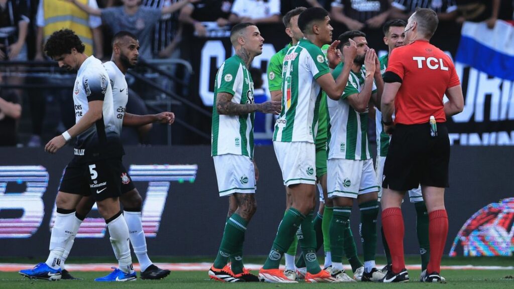 Com dois a mais, Corinthians fica no empate com Juventude e volta ao Z4 do Brasileiro