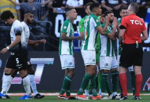 Com dois a mais, Corinthians fica no empate com Juventude e volta ao Z4 do Brasileiro