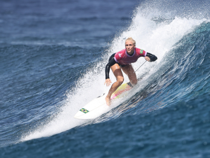 Com medalha garantida, Tatiana Weston-Webb vai disputar o ouro no surfe feminino