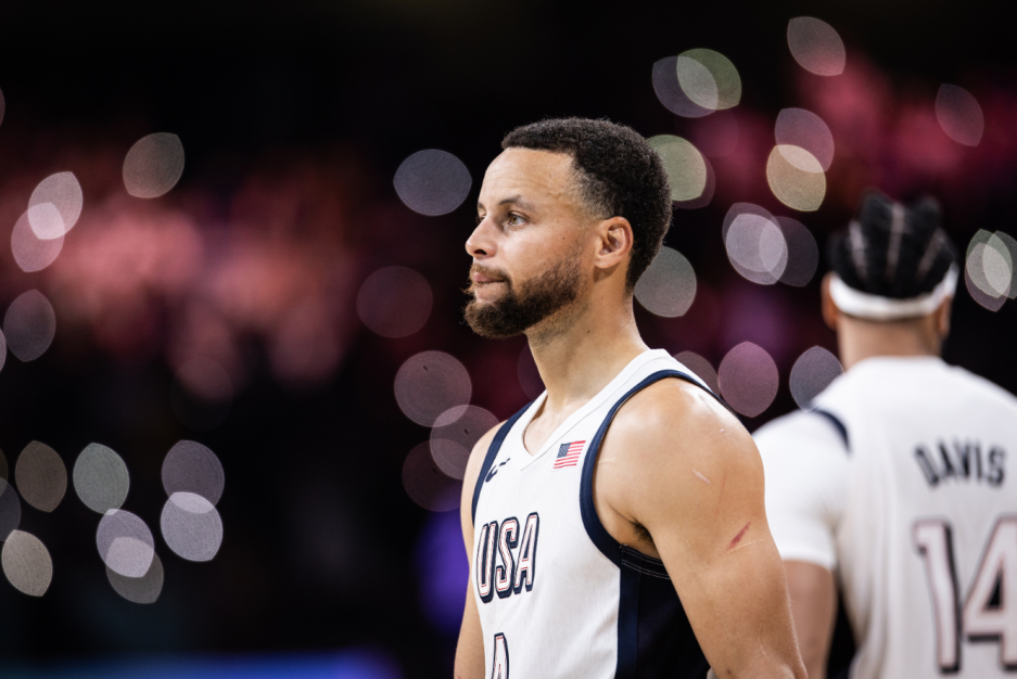 Com show de Curry, “Dream Team“ vira sobre a Sérvia e vai à final do basquete