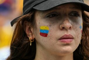 Comunidade venezuelana do sul da Flórida se reúne para protestar contra eleição