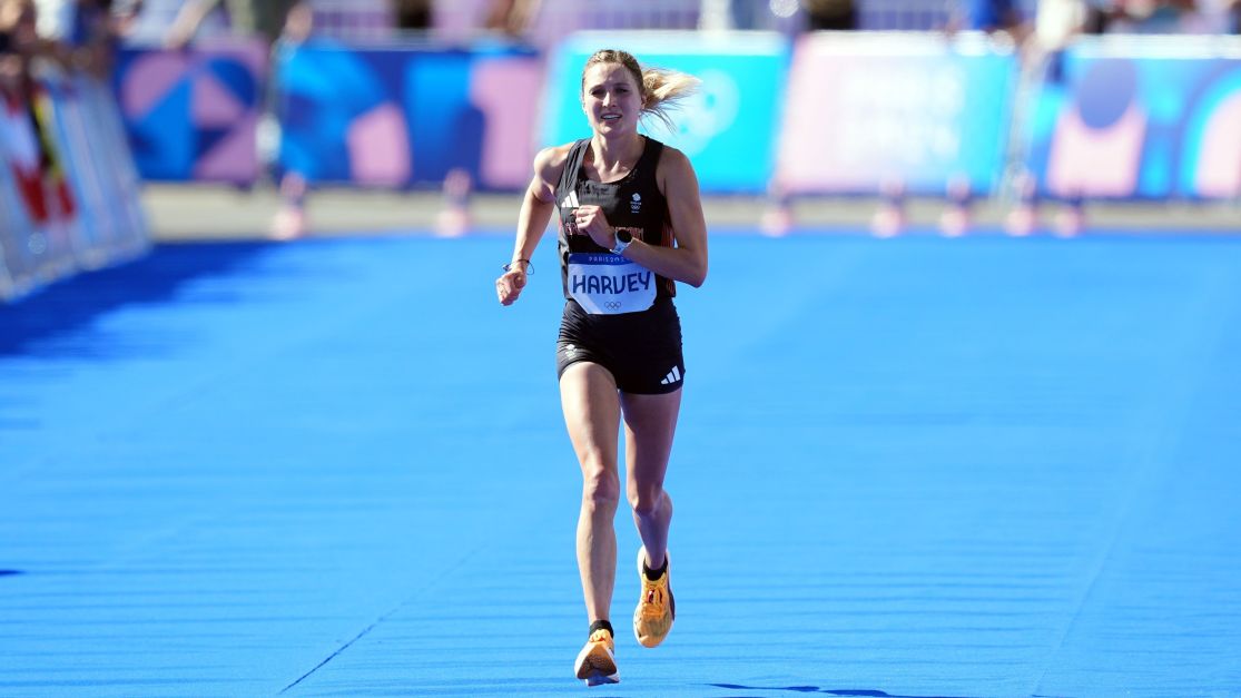 Corredora britânica diz que correu maratona na Olimpíada com a perna quebrada