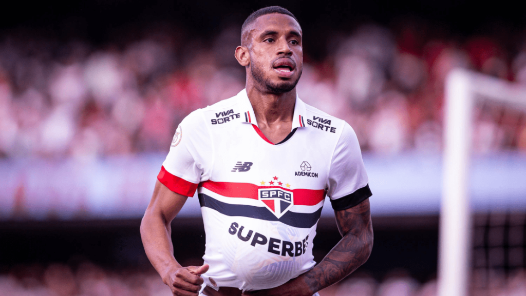 De olho na Libertadores, São Paulo bate Atlético-GO e cola no G4 do Brasileirão