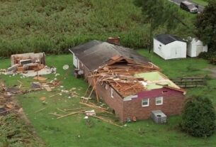 Debby gera possível tornado no sul à medida que alertas de inundação se espalham