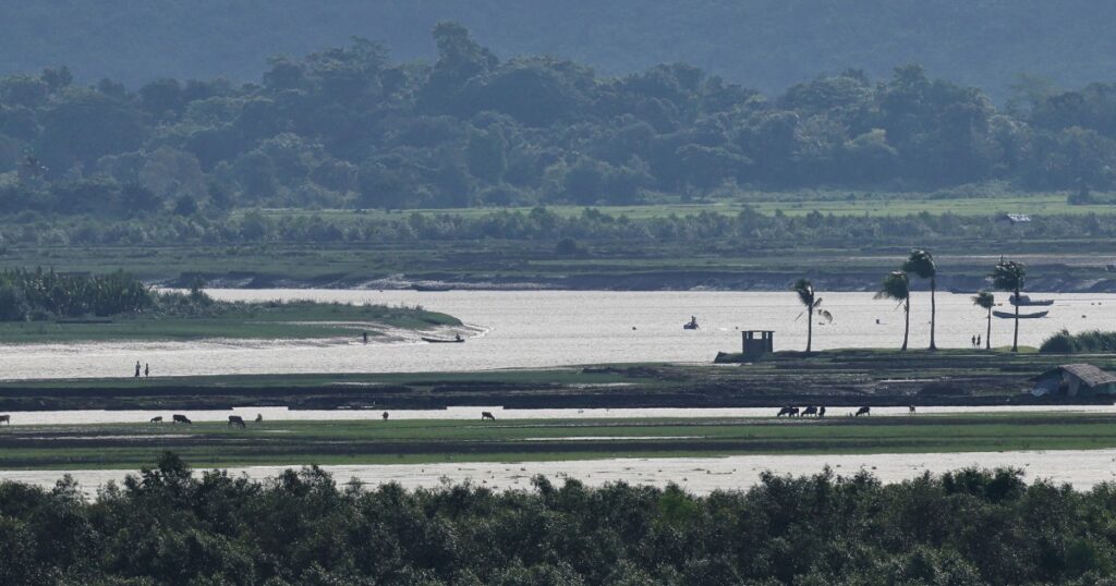 Dezenas de rohingyas, incluindo crianças, morreram em ataque de drones enquanto fugiam de Mianmar, dizem testemunhas