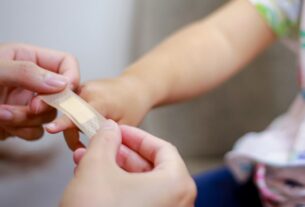 Distrito escolar de Idaho diz que consentimento dos pais é necessário antes que os alunos possam ser tratados com Band-Aid e medicamentos, seguindo nova lei