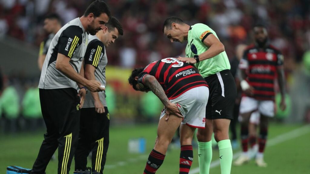 Dor de cabeça: Flamengo vê centroavantes saírem lesionados contra o Bolívar