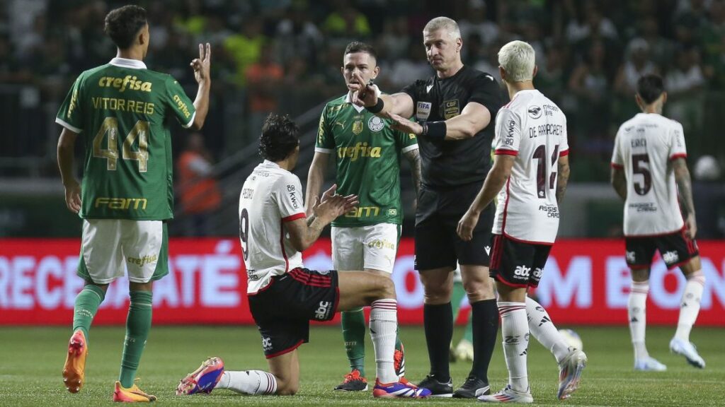 Em jogo tenso, Flamengo perde para Palmeiras, mas avança na Copa do Brasil