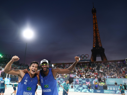 Evandro e Arthur garantem vaga nas quartas de final do vôlei de praia