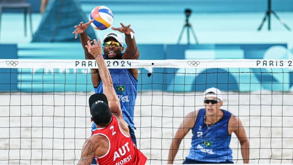 Evandro/Arthur x Perusic/Schweiner: horário e onde assistir ao vôlei de praia em Paris 2024