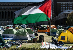 Faculdades dos EUA revisam regras sobre liberdade de expressão na esperança de conter manifestações anti-guerra