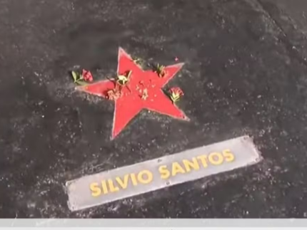 Funcionários deixam homenagens a Silvio Santos em sua vaga no SBT