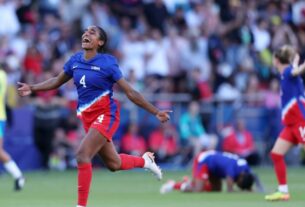 Futebol feminino dos EUA comemora ouro após apito final