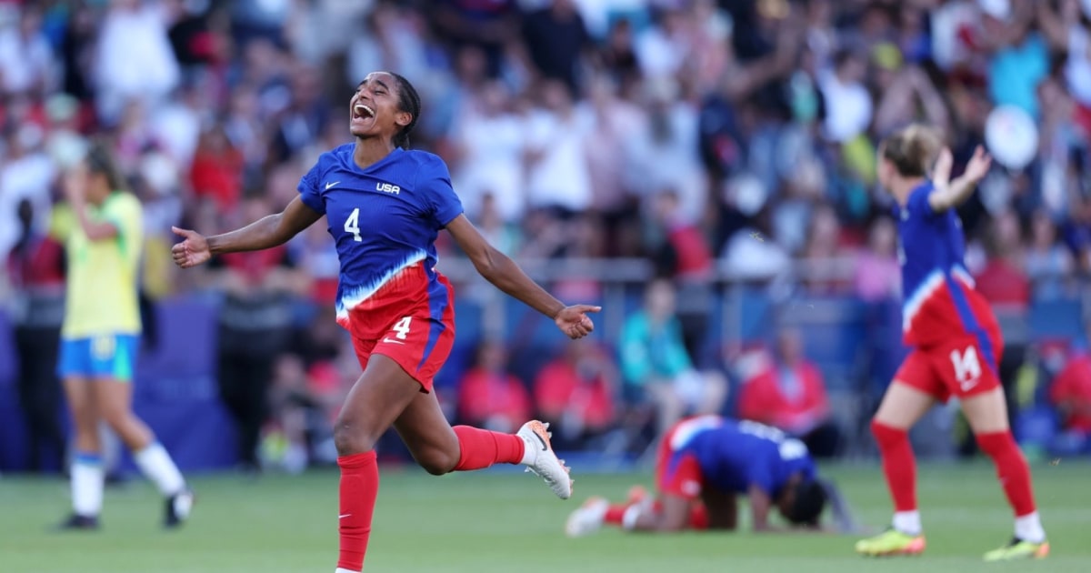 Futebol feminino dos EUA comemora ouro após apito final