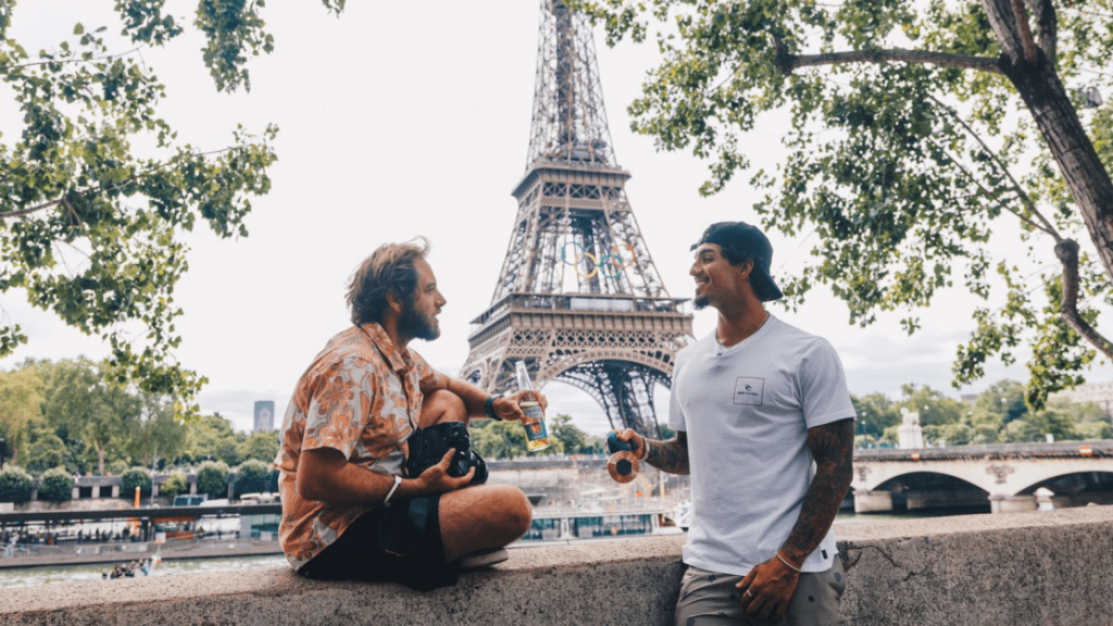 Gabriel Medina se encontra com francês que fez foto icônica