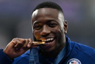 Grant Holloway recebe medalha de ouro na cerimônia olímpica masculina de 110m com barreiras