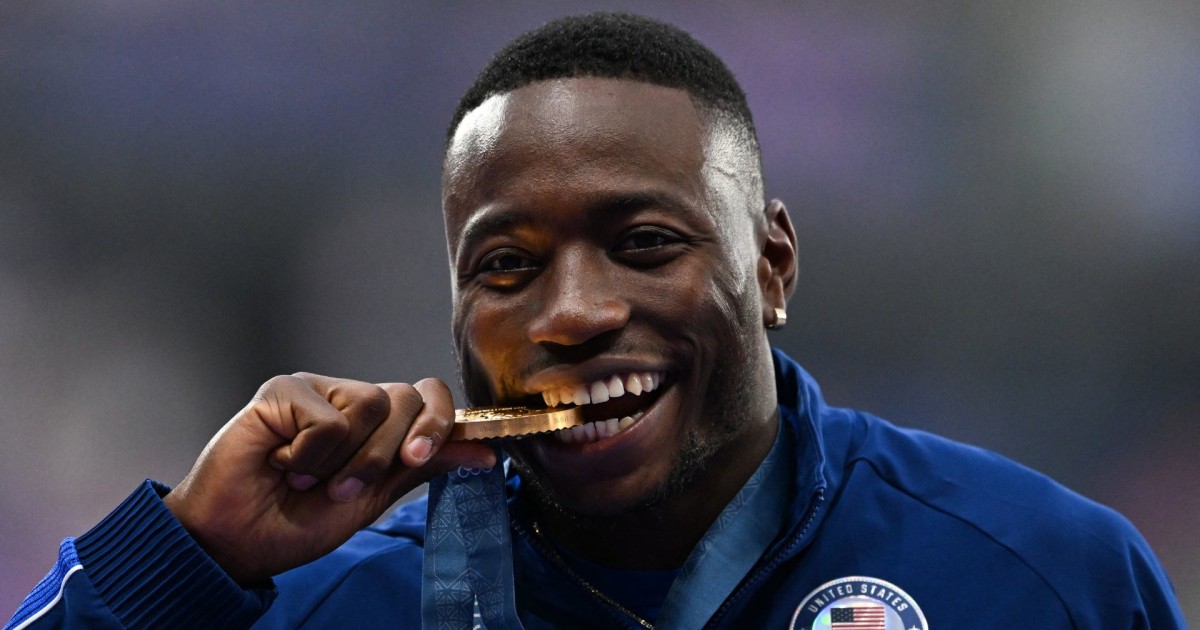 Grant Holloway recebe medalha de ouro na cerimônia olímpica masculina de 110m com barreiras