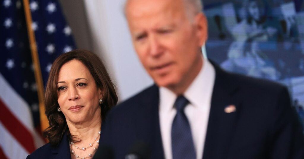 Harris suaviza os avisos sombrios de Biden sobre o estado da democracia para uma mensagem mais "alegre"