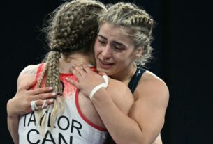 Helen Maroulis dos EUA derrota oponente de Paris em 24 segundos e ganha bronze de 57 kg