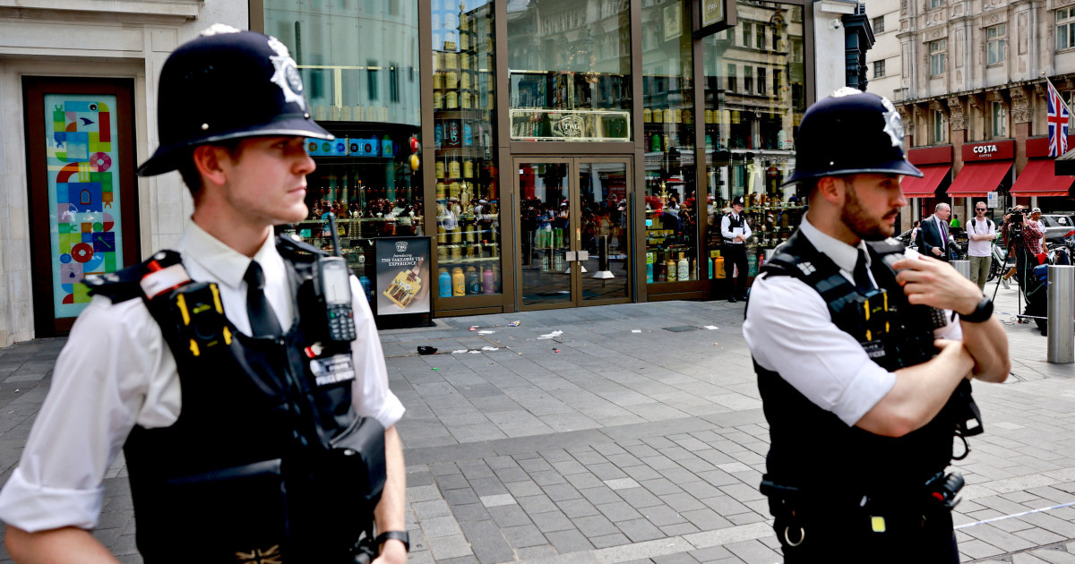 Homem é preso após esfaquear uma criança e um adulto em uma movimentada praça de Londres