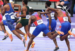 Homens dos EUA 'não conseguiram' no revezamento 4x100m com entrega desqualificada