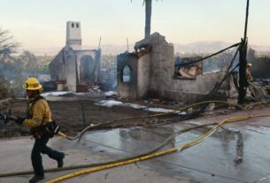 Incêndio em Edgehill destrói casas no Condado de San Bernardino enquanto as temperaturas sobem na Califórnia