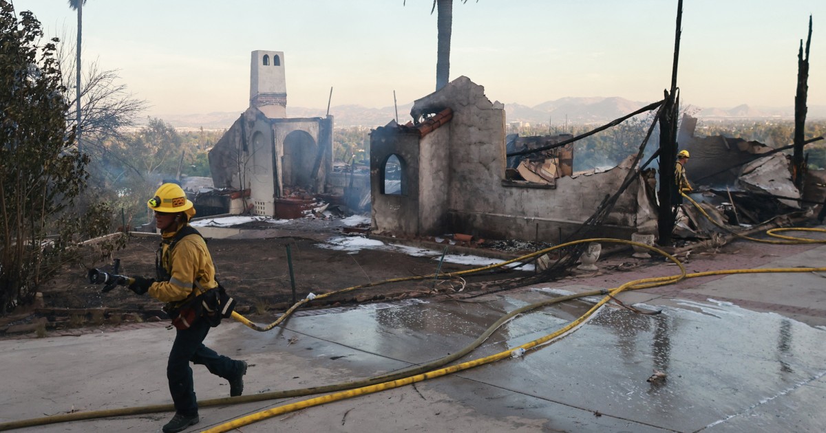 Incêndio em Edgehill destrói casas no Condado de San Bernardino enquanto as temperaturas sobem na Califórnia