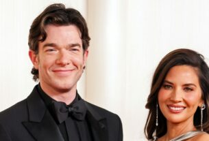 John Mulaney fala sobre se casar com a grande família vietnamita de Olivia Munn