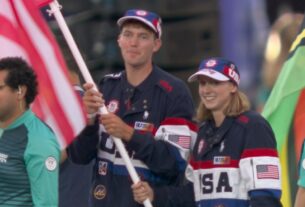 Katie Ledecky e Nick Mead carregam bandeira dos EUA na cerimônia de encerramento de Paris