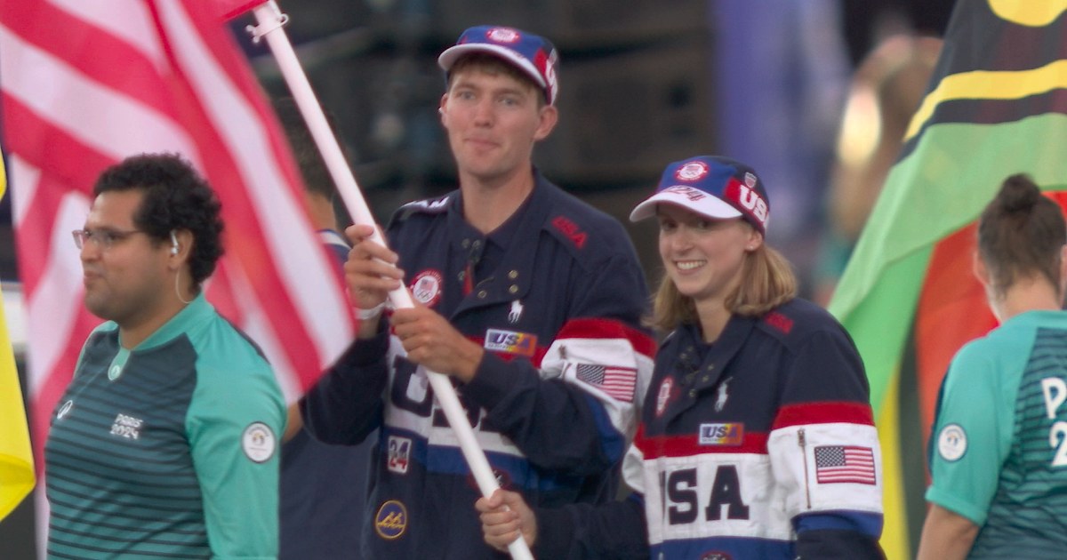 Katie Ledecky e Nick Mead carregam bandeira dos EUA na cerimônia de encerramento de Paris