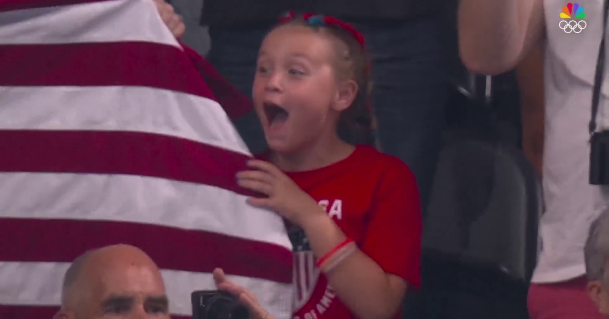 Katie Ledecky olha para um jovem fã — e sua reação não tem preço