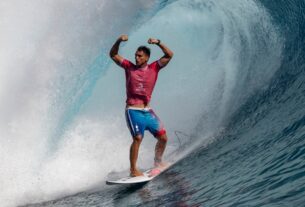 Kauli Vaast leva medalha de ouro na final do surfe masculino nas Olimpíadas de 2024