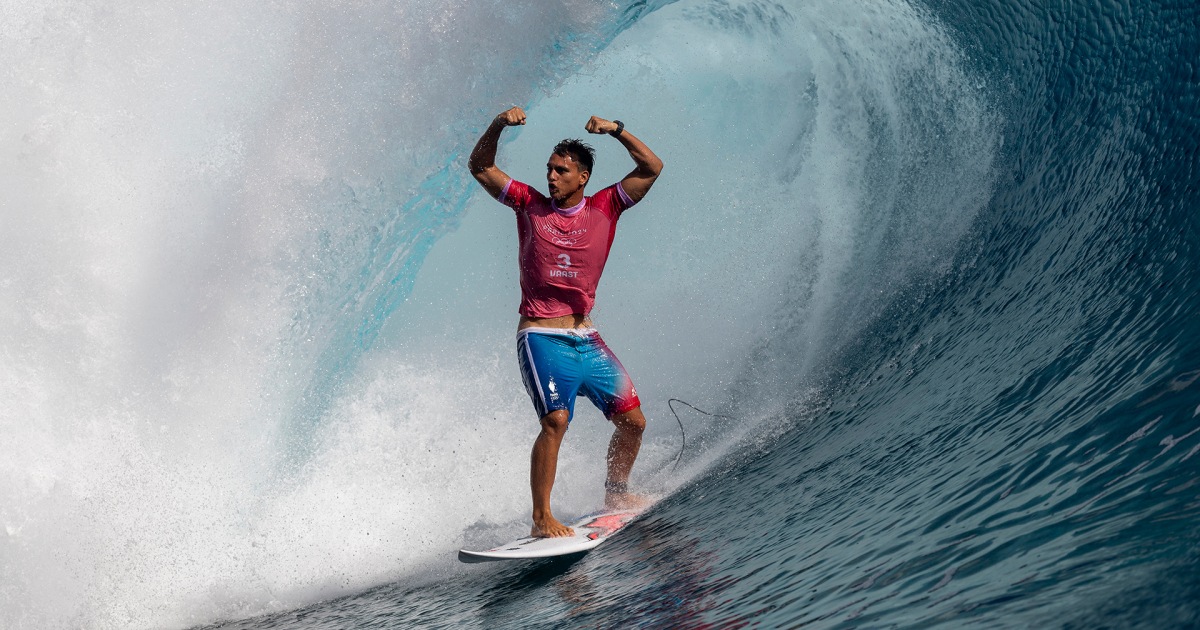 Kauli Vaast leva medalha de ouro na final do surfe masculino nas Olimpíadas de 2024