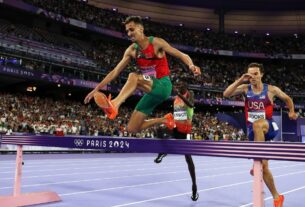 Kenneth Rooks conquista a medalha de prata na final de obstáculos para os EUA