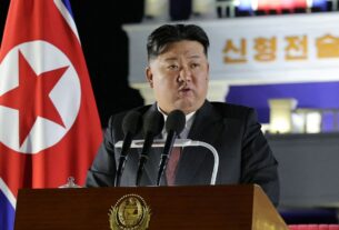 Kim da Coreia do Norte supervisiona entrega de lançadores de mísseis balísticos táticos