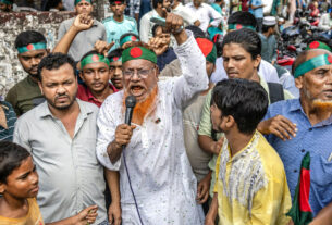 Manifestantes de Bangladesh atacam apoiadores da ex-primeira-ministra Hasina e assediam jornalistas